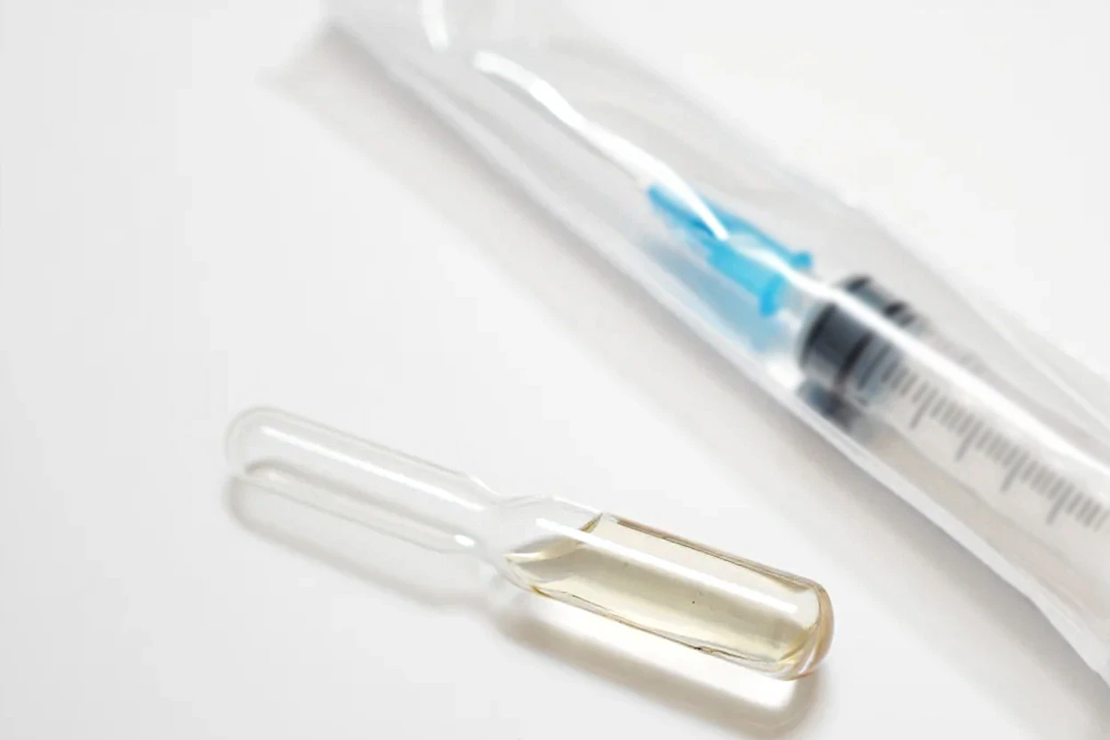 ампула и шприц